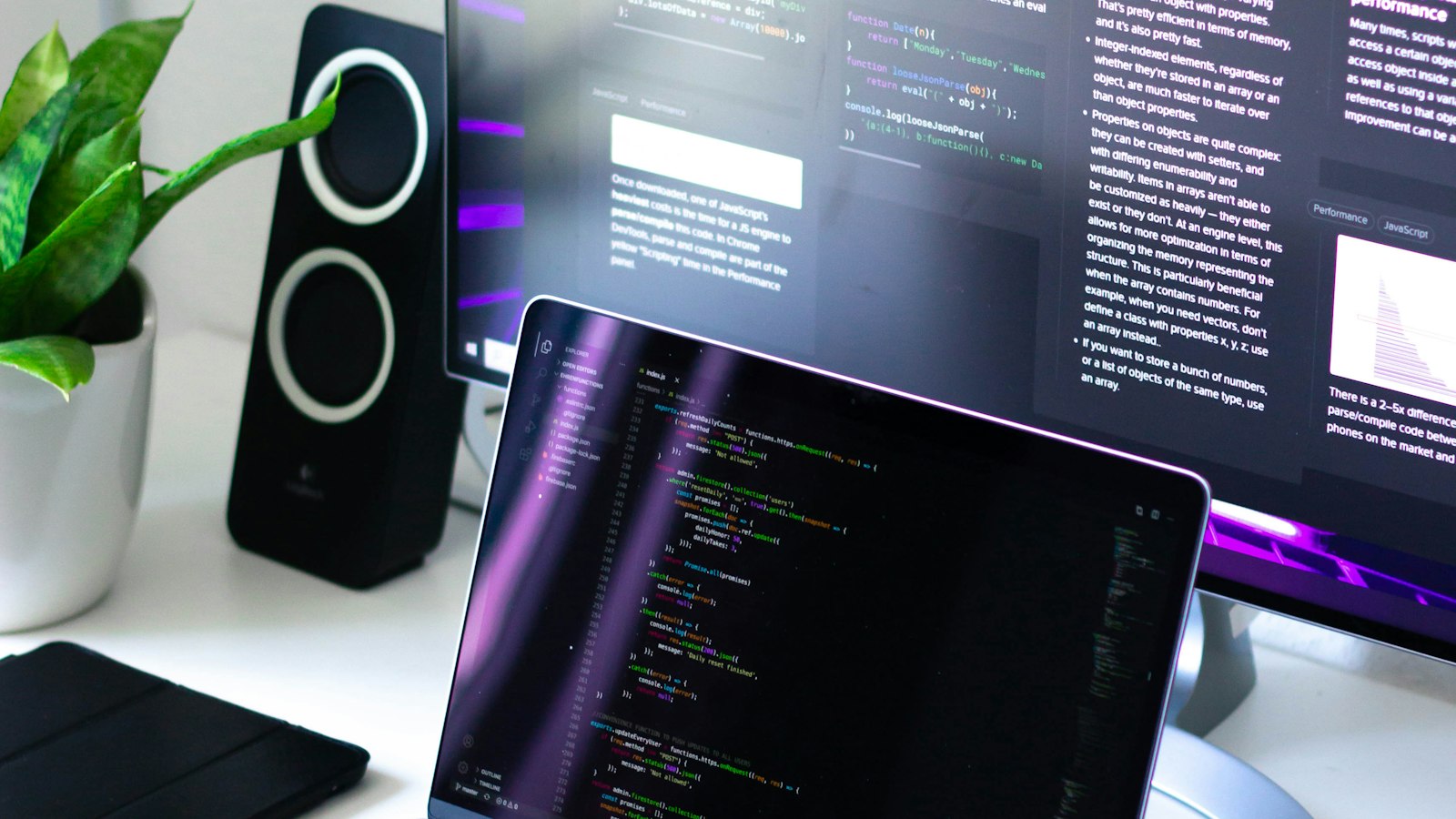 Écran de code informatique sur un poste de travail